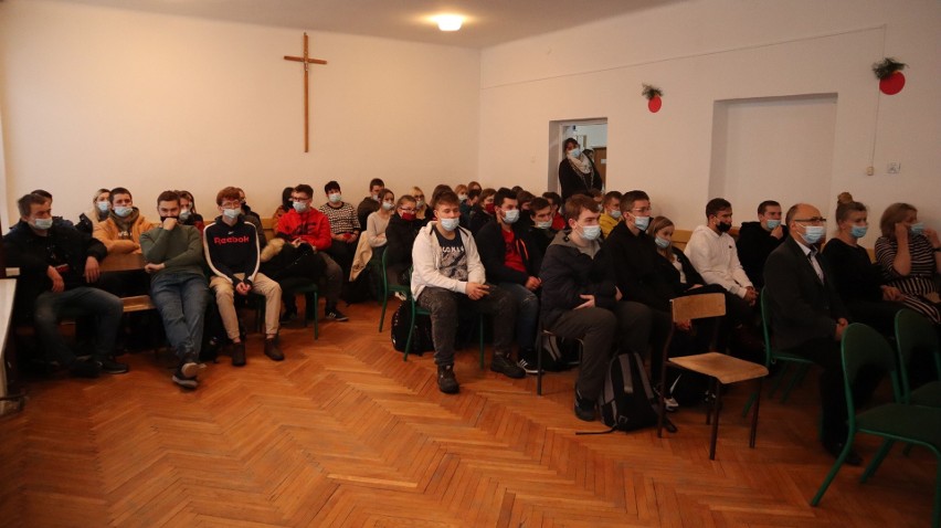 Świąteczne spotkanie w szkole w Krzelowie. Uczniowie...