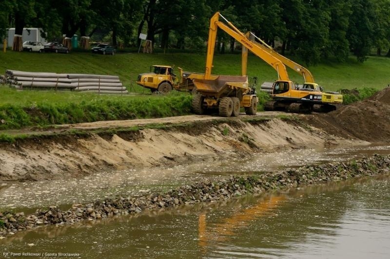 Rano trwała pospieszna ewakuacja maszyn z kanału