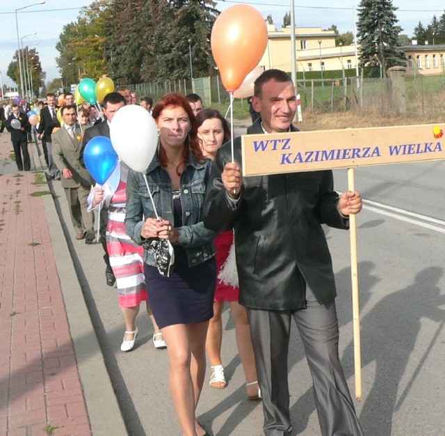 Uroczysty przemarsz przez miasto zainaugurował piątkowe obchody jubileuszu 10-lecia Warsztatu Terapii Zajęciowej w Kazimierzy Wielkiej.