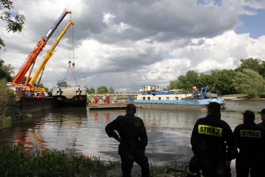 Akcja wyciągania podtopionej barki na Odrze zakończona sukcesem