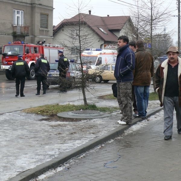 Po drugiej stronie ulicy, przy której stoi dom, zrobiło się zbiegowisko. Popatrzeć, co się dzieje, przyszli ludzie, którzy handlują na miejscowym bazarze.