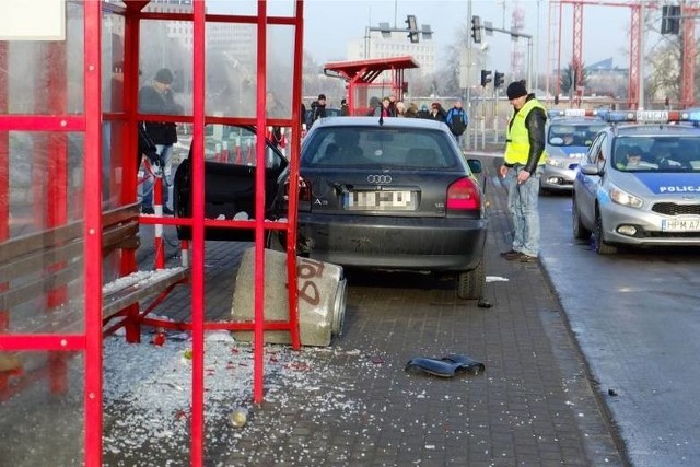 Wypadek na ul. Wiejskiej w Białymstoku. Kierowca potrącił trzy kobiety na przystanku autobusowym