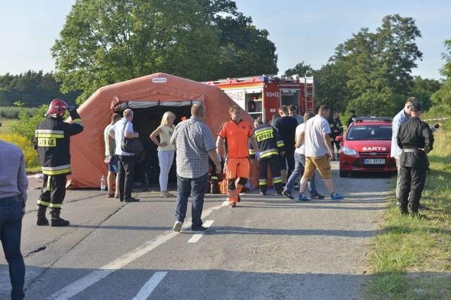 Po wypadku na krajowej „siódemce” strażacy rozstawili namiot, w których opatrywano poszkodowanych.