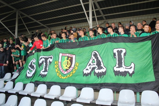 Piłkarze drugoligowej Stali Stalowa Wola wraz ze swoimi kibicami pożegnali w niedzielę starą trybunę na stadionie przy ulicy Hutniczej. Wkrótce będzie tutaj bardzo dużo zmian na lepsze.