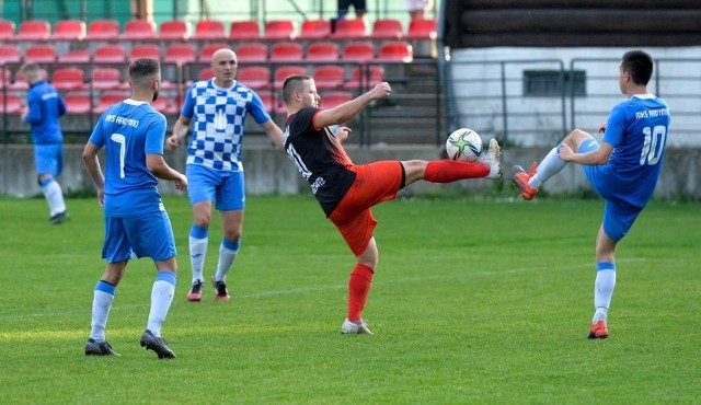 Czuwaj Przemyśl (czarno-czerwone stroje) pokonał MKS Radymno.