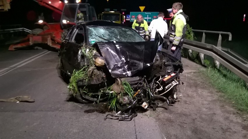 Wypadek w Pyskowicach: Kierowca wpadł do rzeki Dramy. Na...