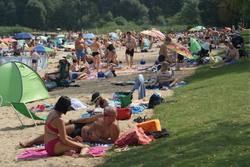 W sobotę nie brakowało chętnych do plażowania nad Pogorią...