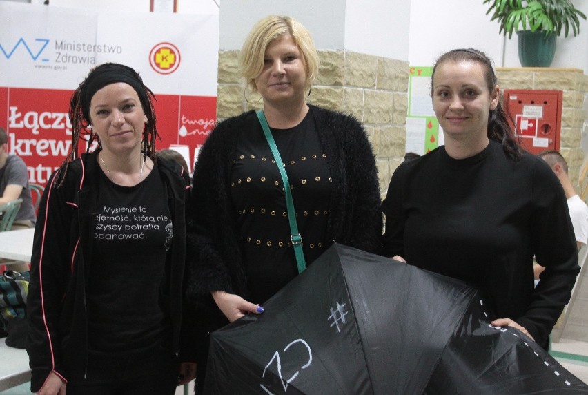 #Czarny Protest w Radomiu. Kobiety oddają krew w stacji...