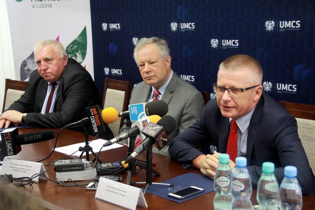 Rektorzy (od lewej): Uniwersytetu Przyrodniczego - prof. Zygmunt Litwińczuk, UMCS - prof. Stanisław Michałowski oraz Politechniki Lubelskiej - prof. Piotr Kacejko