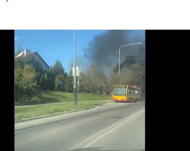 Do groźnego pożaru autobusu MPK doszło w czwartkowe popołudnie na ul. Maratońskiej w Łodzi. Ogień wybuchł podczas jazdy w tylnej części pojazdu. Kierowca zatrzymał się, wypuścił pasażerów i wezwał pomoc. ZDJĘCIA NA KOJELNYCH SLAJDACH>>>