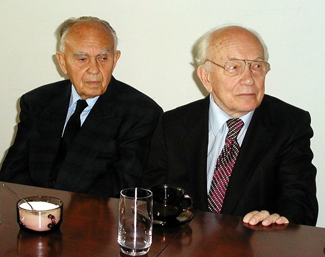 Od prawej  doktor Eugeniusz Łazowski z doktorem Stanisławem Matulewiczem podczas pobytu w Stalowej Woli