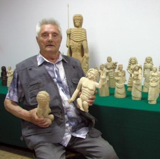 Henryk Kulikowski prezentuje rzeźby swojego autorstwa