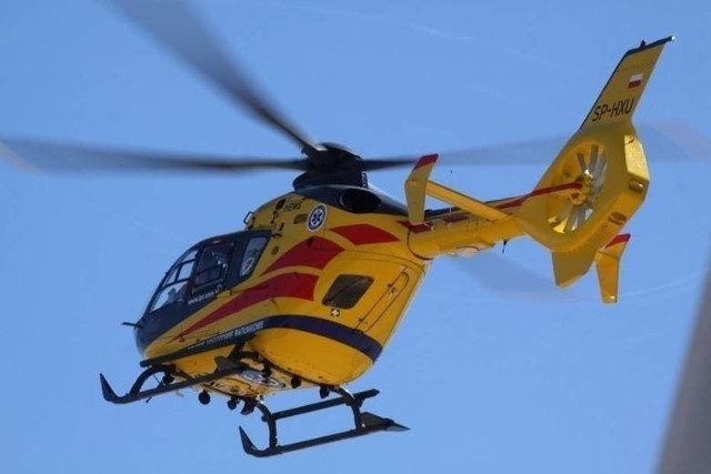 Wypadek w Przywidzu. Jedna z rannych osób została przetransportowana do szpitala helikopterem, dwie pozostałe ranne w wypadku osoby opatrywane są na miejscu.