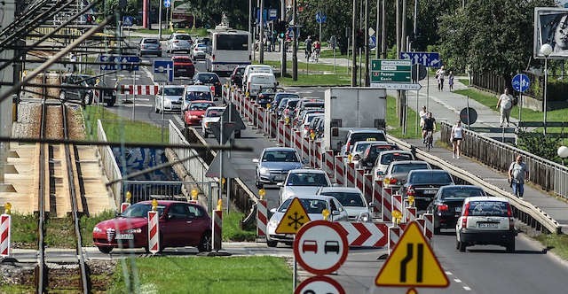 W godzinach szczytu na wojska polskiego tworzą się gigantyczne kolejki pojazdów, czekających na przejazd