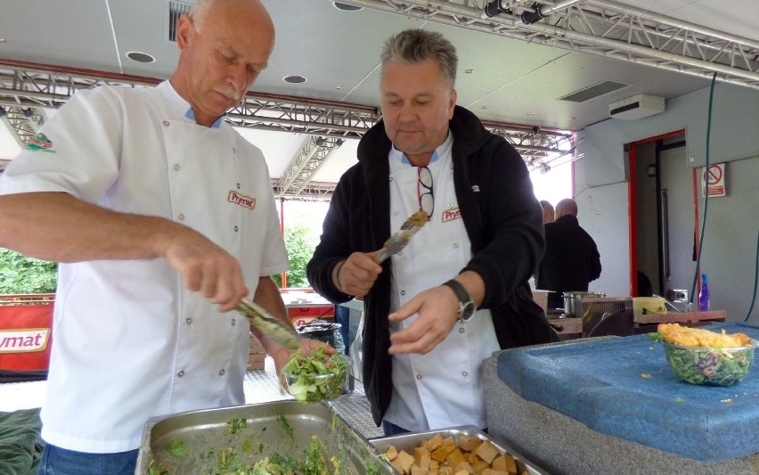 Znany kucharz Robert Sowa (z prawej) był gościem specjalnym...