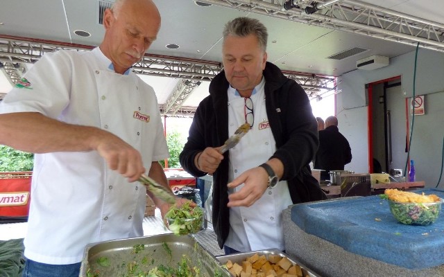 Znany kucharz Robert Sowa (z prawej) był gościem specjalnym niedzielnej imprezy "Rodzina to Siła" w Pacanowie.