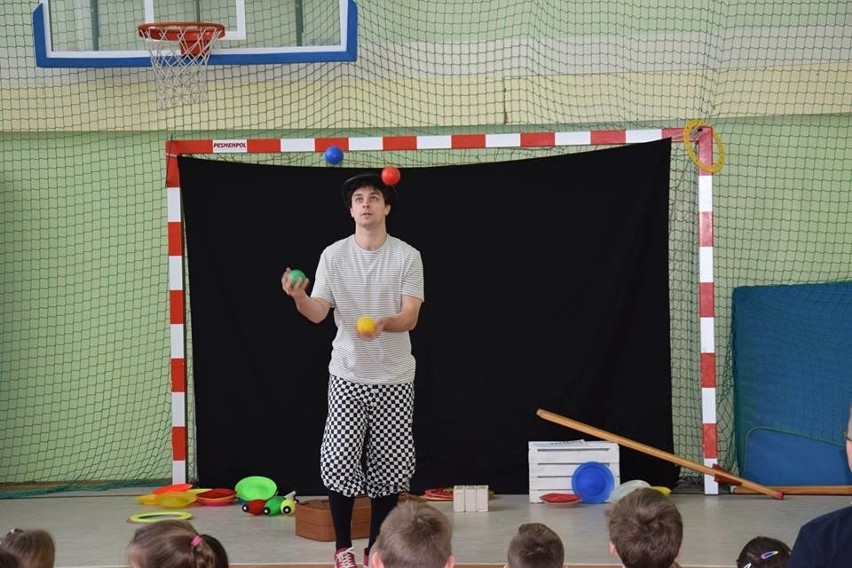 W Bęble uczą dzieci twórczego myślenia poprzez żonglowanie [ZDJĘCIA]