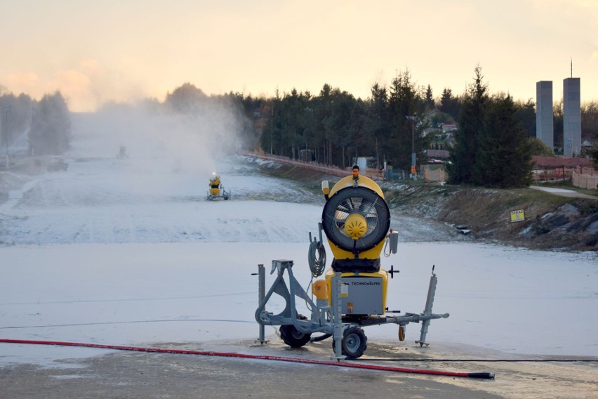 Ośrodki narciarskie w Świętokrzyskiem szykują się do sezonu. Na stoku w Krajnie już biało