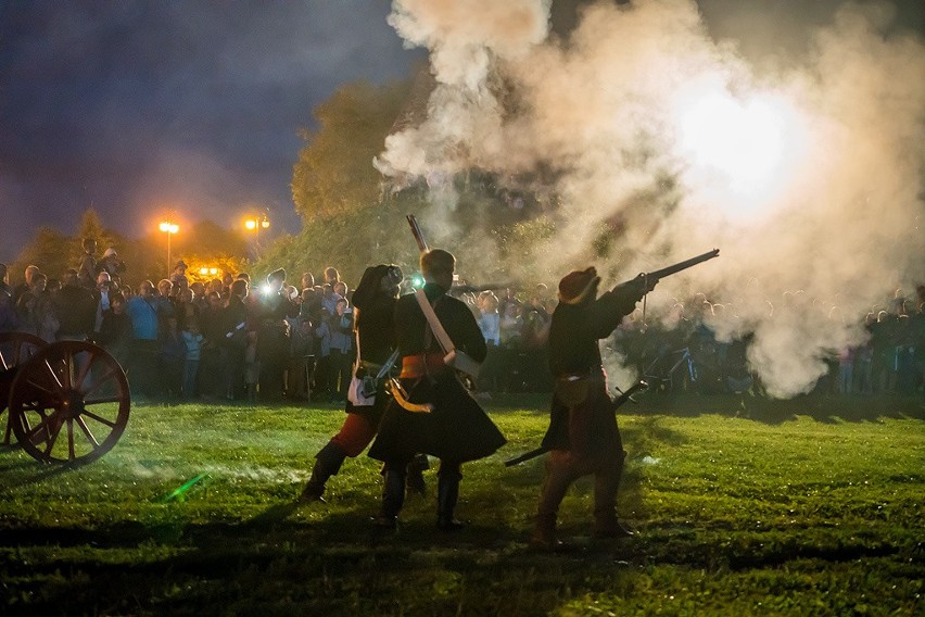 Nowy Sącz. Nocne widowisko pod Basztą Kowalską [ZDJĘCIA, WIDEO]