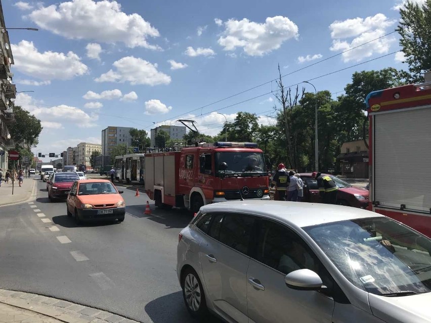 Tramwaje nie jeżdżą Grabiszyńską. Auto zablokowało torowisko