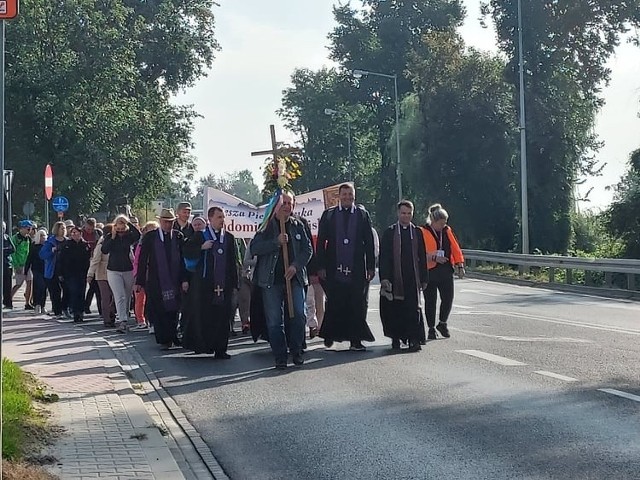 Od  uroczystego nabożeństwa w Bazylice Katedralnej rozpoczęła się we wtorek,  piesza pielgrzymka z Sandomierza do Sanktuarium w Sulisławicach. Ponad 200 pielgrzymów pokona  30 kilometrów, by na ołtarzu przed Matką Bożą Bolesną złożyć swoje intencje.  