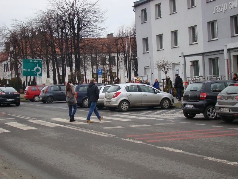 Osiek. Niebezpieczne przejście dla pieszych przed urzędem. Auta na parkingu zasłaniają drogę [ZDJĘCIA]