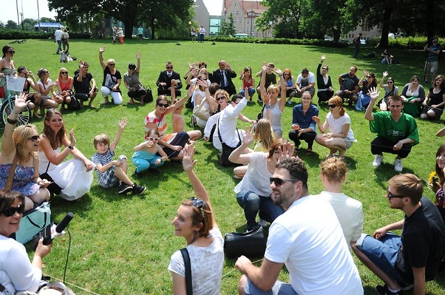 - Zainspirowani działalnością Yoko Ono przygotujemy wiadomość dla świata, czyli znak pokoju - wyjaśniali organizatorzy happeningu w parku przed operą, w ramach którego poznaniacy stworzyli znak pacyfki.