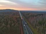 Kolejka tirów na przejściu granicznym w Dorohusku ciągnie się przez 30 kilometrów. Kierowcy czekają na odprawę nawet 30 godzin 