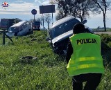 W wyniku zderzenia bus i osobówka wylądowały w polu. Sześć osób trafiło do szpitala