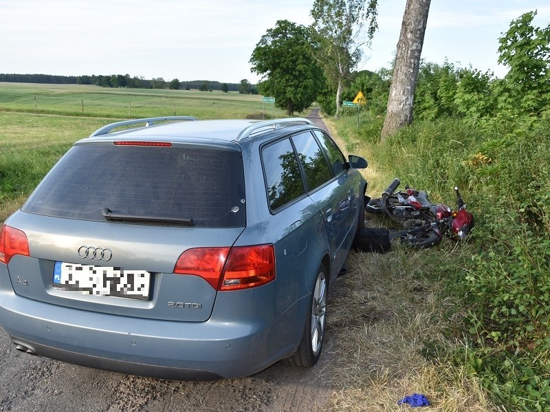 Pijany motocyklista czołowo uderzył w osobówkę.