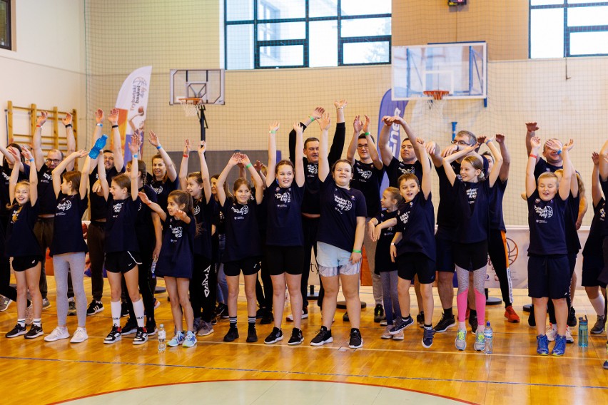 Gwiazda NBA - Cezary Trybański z wizytą w Oleśnicy. Poprowadził zajęcia z dziećmi i dorosłymi - zobacz zdjęcia i film