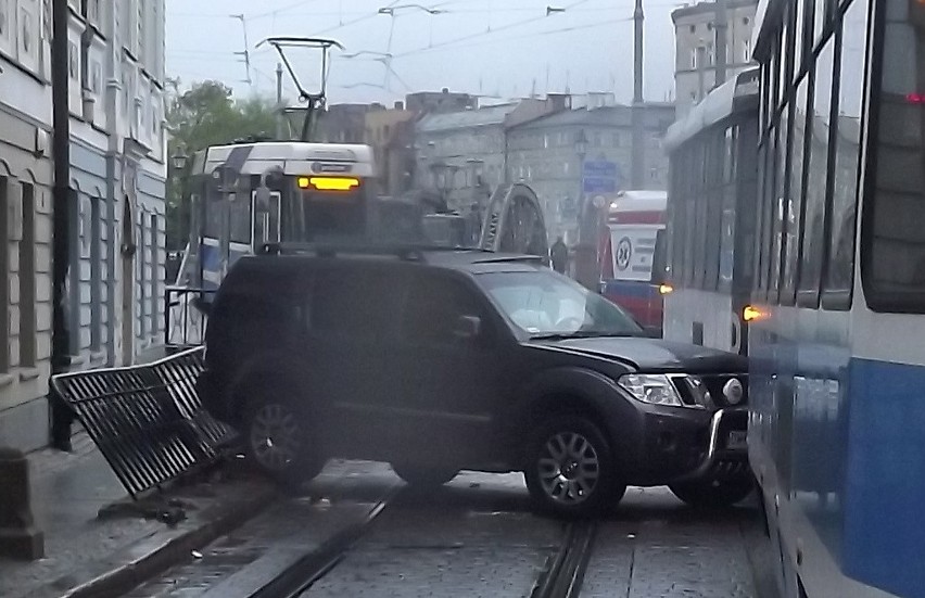 Wypadek Dutkiewicza: Dotarliśmy do nagrań z monitoringu [NOWE ZDJĘCIA]