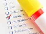 Estradiol – funkcje, normy, badanie i wyniki. O czym świadczy wysoki i niski poziom tych estrogenów? Rola estradiolu u mężczyzn
