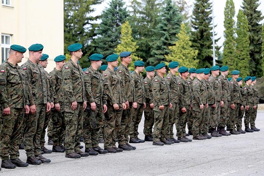Jarosław. Elewi dobrowolnej zasadniczej służby wojskowej otrzymali po raz pierwszy broń [ZDJĘCIA]