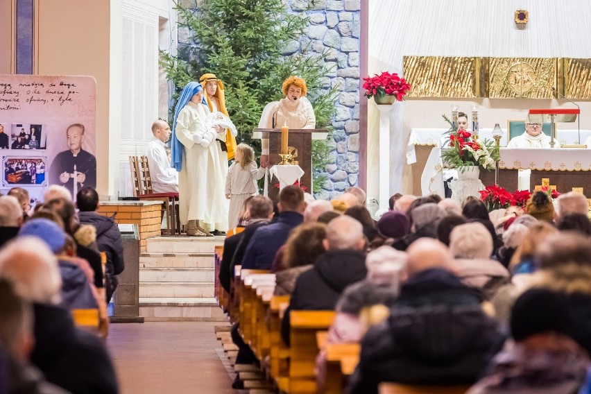 Żywa szopka stanęła w niedzielę, 25 grudnia w parafii Matki...