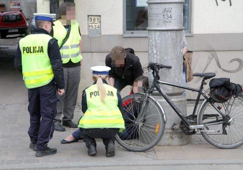 Wypadek na pl. Bema. Rowerzysta potrącił pieszą na pasach....