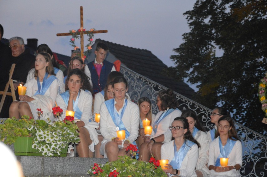 Obchody Podwyższenia Krzyża Świętego na Górze św. Anny. Pątnicy dziś uczestniczą w dróżkach Maryjnych