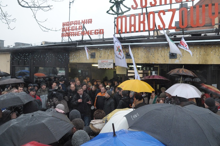 Górnicy, ich rodziny i pracownice kopalni protestują przed...