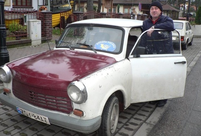 Samochód pana Grzegorza ma także swoje tajemnice. - Pod maską zamontowany jest solidny silnik volkswagena. Dla urozmaicenia z tyłu zamontowałem znaczek innej marki samochodu. Dziennie robię nim ponad 40 km. I mam nadzieję, że jeszcze długo nim pojeżdżę - mówi listonosz.