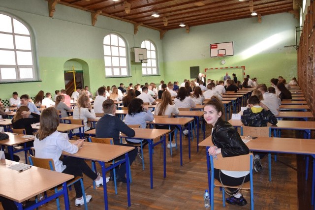 Egzamin w SP1 uczniowie zdawali w sali gimnastycznej