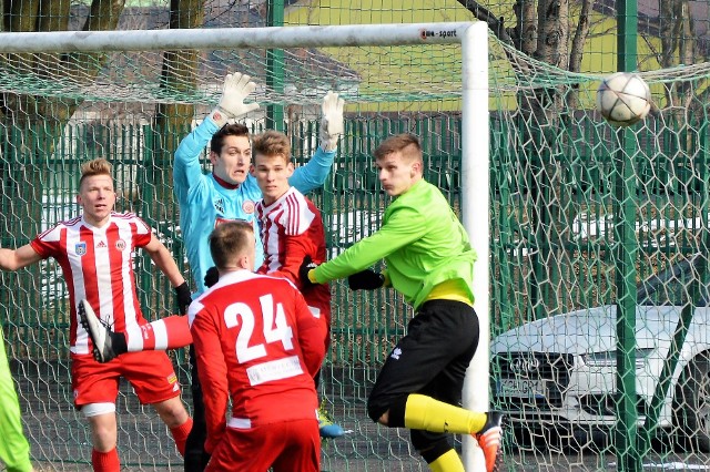 Przed rokiem o tej porze Soła Oświęcim była już po finale regionalnym Pucharu Polski, czyli w zachodniej Małopolsce, w którym pokonała Trzebinię 2:1. Teraz rozegra dopiero finał na szczeblu oświęcimskiego podokręgu.