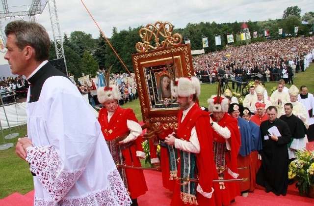 Zdaniem wicekustosza rokitniańskiego sanktuarium ks. dr Józefa Tomiaka, w uroczystościach wzięło udział około 30 tys. wiernych.