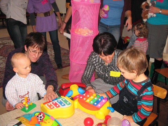 Do grupy zabawowej uczęszczają dzieci w wieku od 1 roku do 3 lat wraz ze swymi opiekunami &#8211; głównie są to mamy