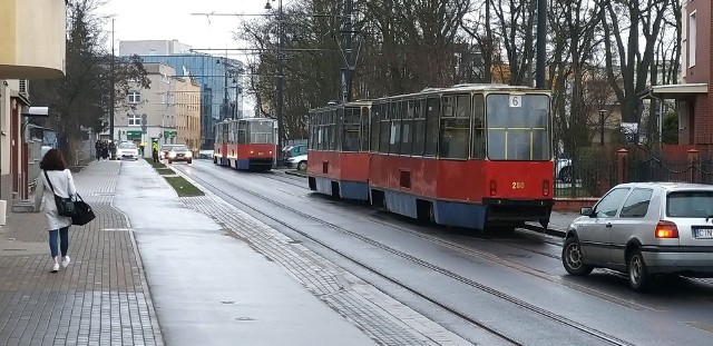 Źle zaparkowany samochód spowodował utrudnienia w kursowaniu tramwajów linii nr 4 i 6. Po godz. 8.00 tramwaje na tej ulicy stanęły.Więcej informacji i zdjęć >>>Najważniejsze informacje z Kujaw i Pomorza. Flash Info, odc. 7: