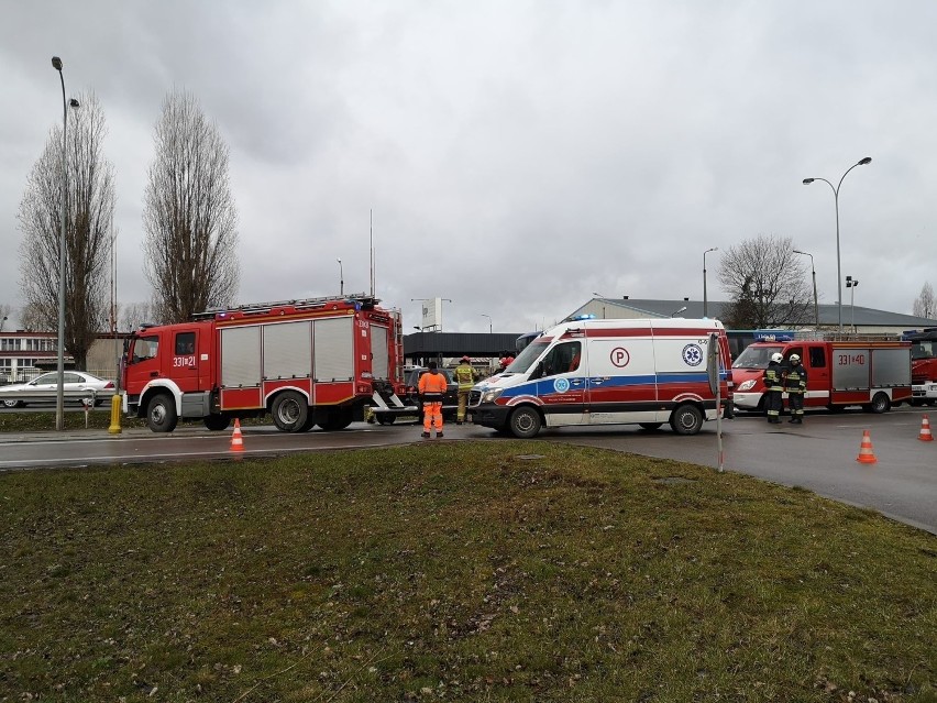 Wypadek w Pruszczu Gdańskim [11.03.2020]. Samochód zderzył się z autobusem [ZDJĘCIA]