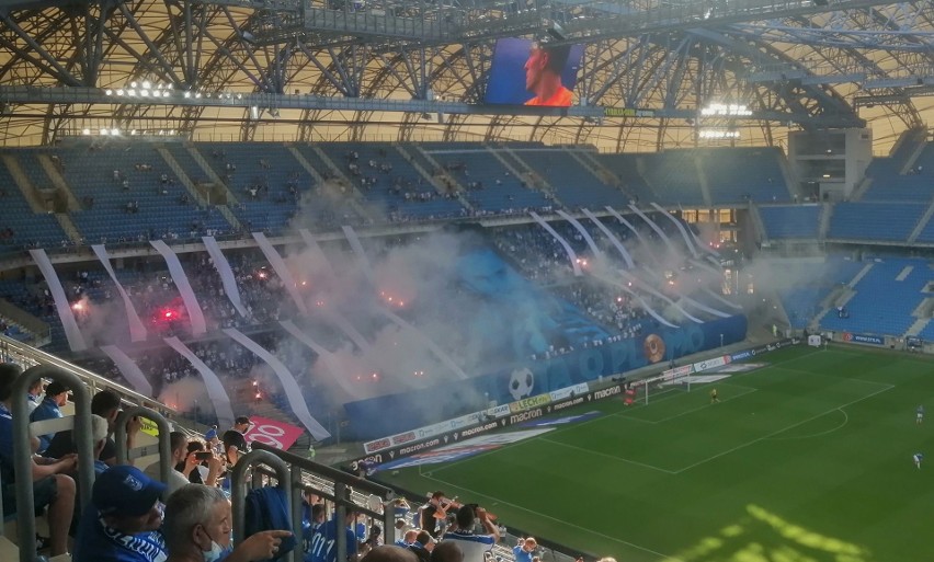 Kibice Lecha Poznań odpalili też race, więc mecz rozpoczął...