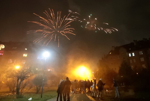 Nowy Rok witano hucznie w Przecławiu! Pojawiły się nie tylko fajerwerki, ale także race dymne.Zobacz na zdjęciach naszego fotoreportera, jak mieszkańcy przywitali 2022 rok!