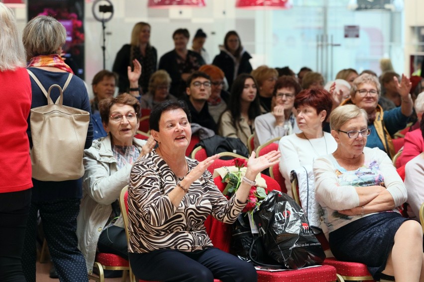 "Odczaruj Jesień Życia". Pokaz mody dla seniorów zagościł w Olimpie już po raz siódmy