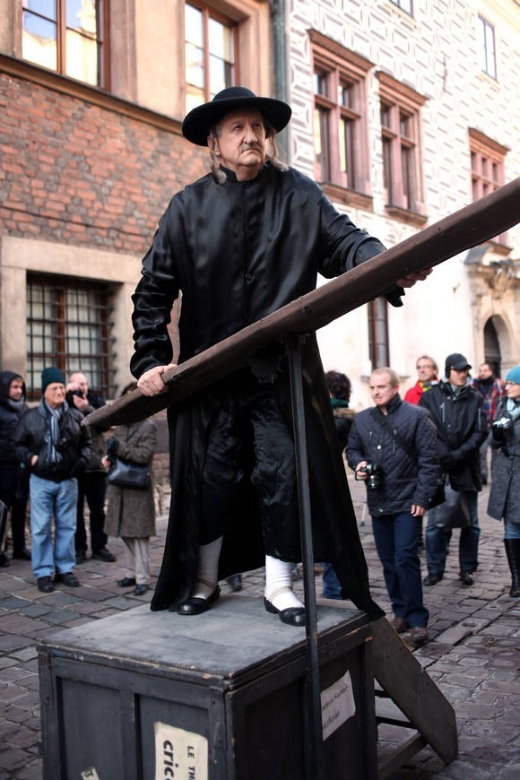 Fot. Andrzej BanaśW Krakowie, na ul. Kanoniczej znów stanęły „Żywe pomniki”. Jak co roku, w dniu śmierci Tadeusza Kantora – w tym roku przypada 23. rocznica – zobaczyliśmy happening z udziałem aktorów Teatru Cricot 2.