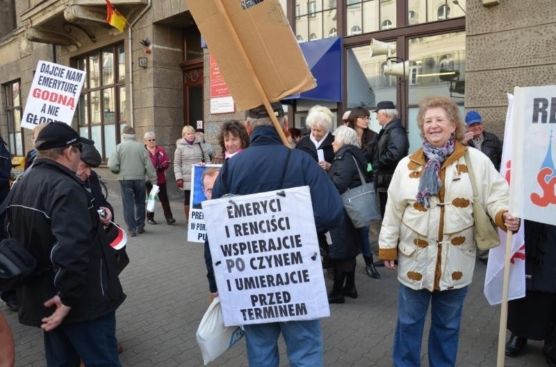 Wrocław: Protest emerytów. Zablokowali ul. Piłsudskiego (FILM, ZDJĘCIA)